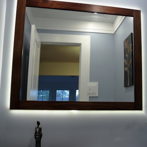 Espelho retroiluminado por LED com moldura de madeira