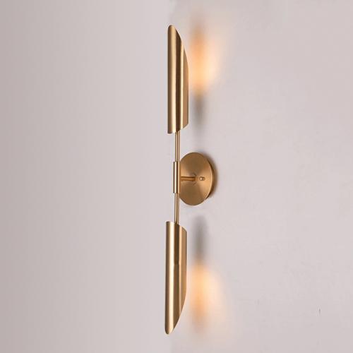 lâmpada de parede de metal dourado
