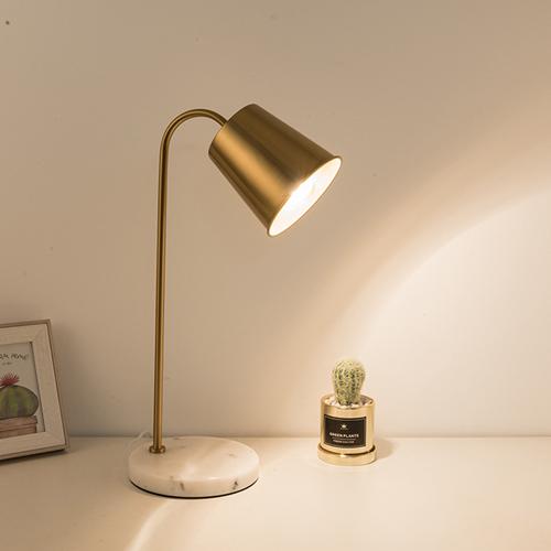 lâmpada de mesa de ouro
